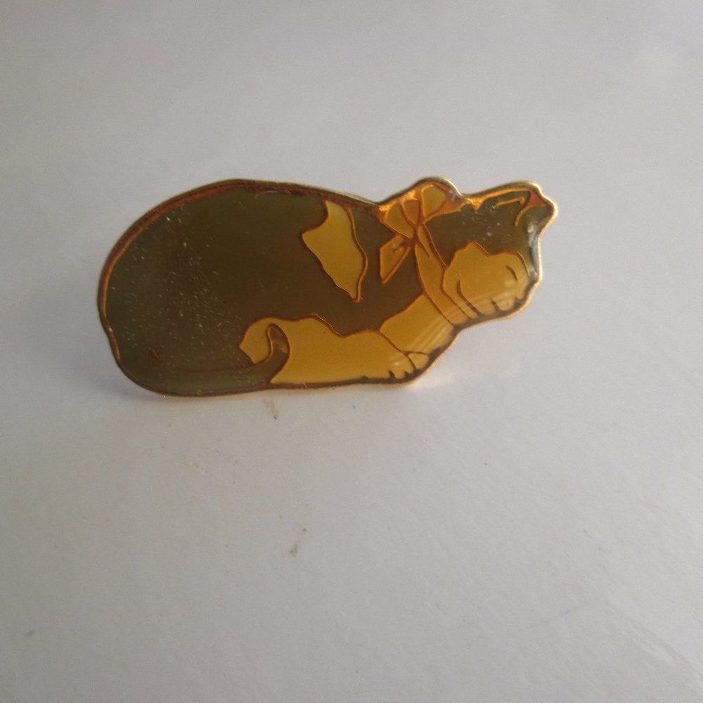 Vintage Swibco Sleeping Cat with Bow enameled metal lapel pin